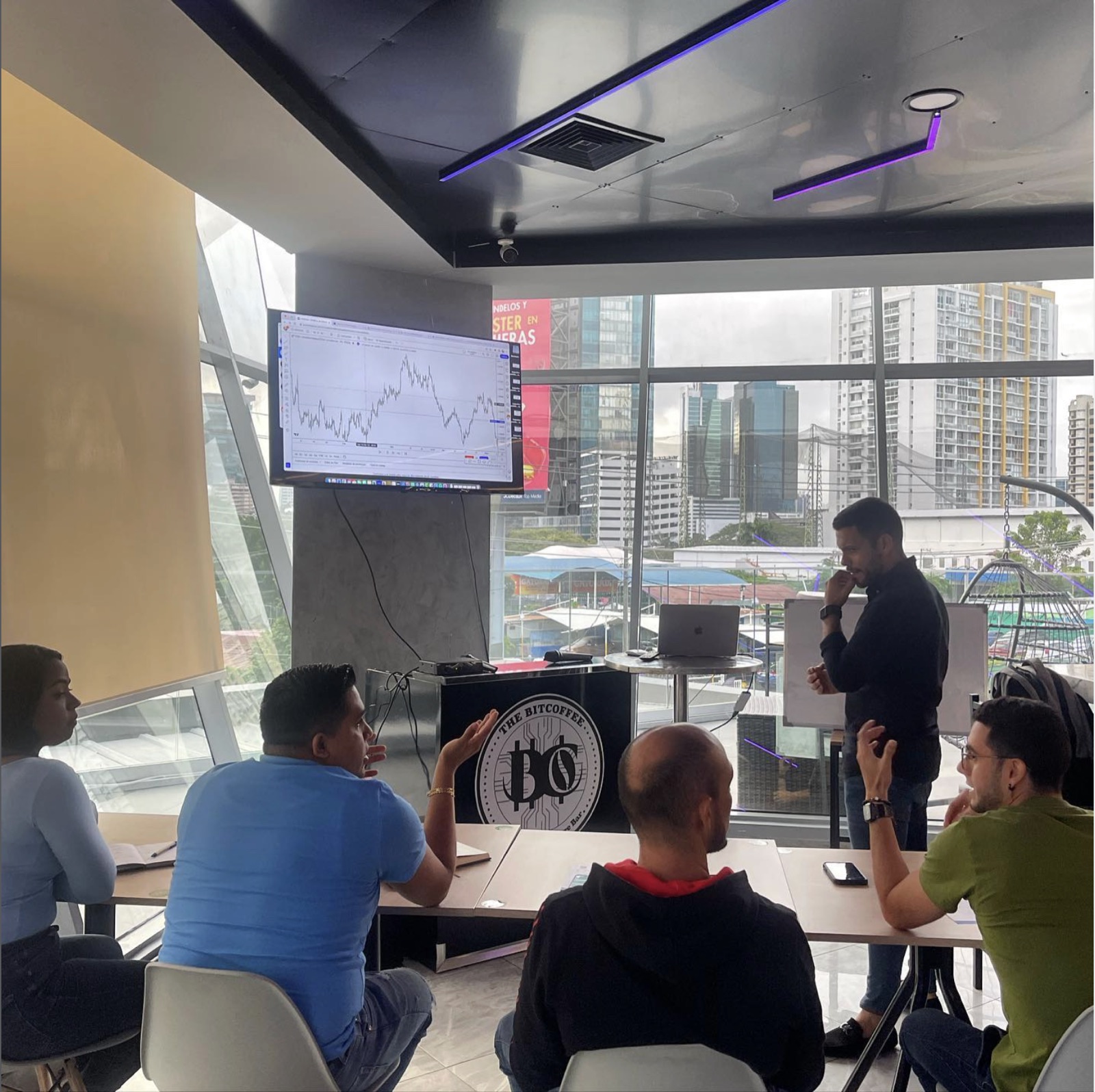 Pablo Agudelo impartiendo una clase presencial de trading