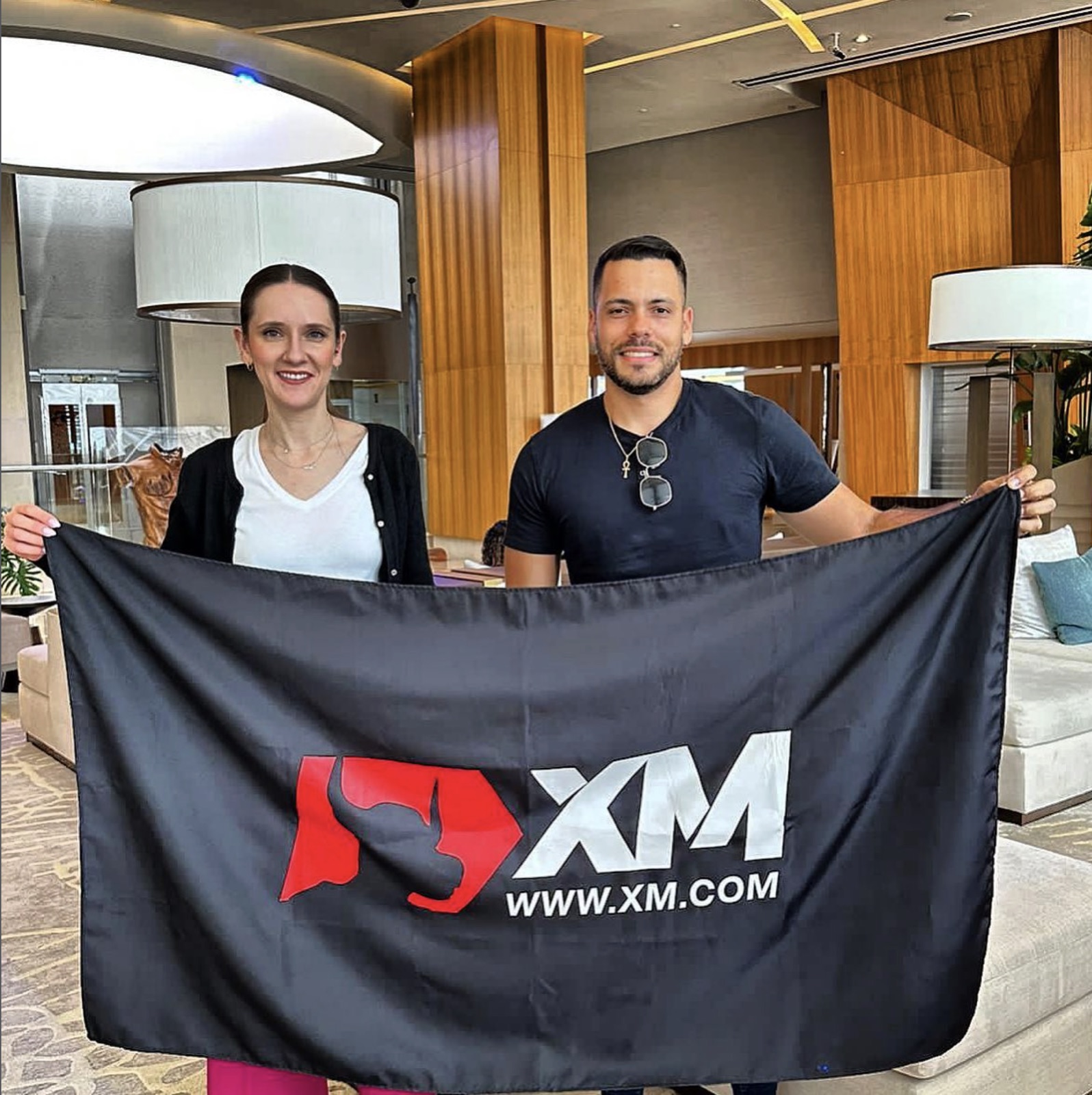 Pablo Agudelo junto a una representante de XM